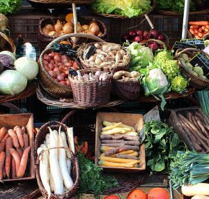 Fesh produce stand with fresh fruits and vegetables.